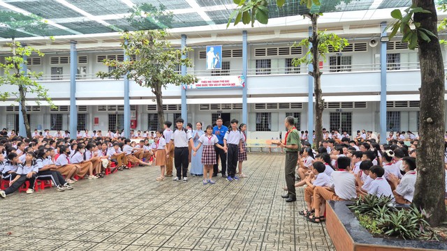 Thây trò Trường THCS Long Phước (TP.HCM) nắm chặt tay nhau, quyết tâm "nói không với bạo lực học đường". Thây trò Trường THCS Long Phước (TP.HCM) nắm chặt tay nhau, quyết tâm "nói không với bạo lực học đường".