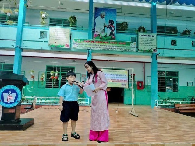 Học sinh Trường tiêu học Phong Phú (TP.HCM), được giải thích về tác hại của thuốc lá điện tử. Học sinh Trường tiêu học Phong Phú (TP.HCM), được giải thích về tác hại của thuốc lá điện tử.