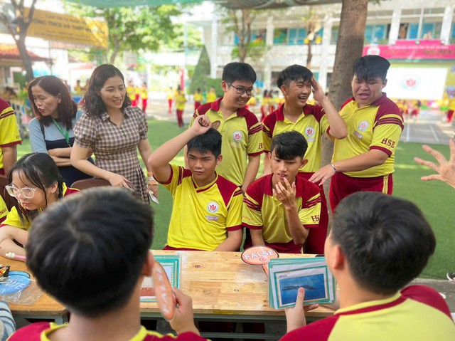 Học sinh Trường THCS và THPT Hoa Sen trong giờ ra chơi không điện thoại. Học sinh Trường THCS và THPT Hoa Sen trong giờ ra chơi không điện thoại.