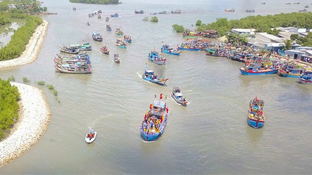 Đoàn Nghinh Ông về lại.