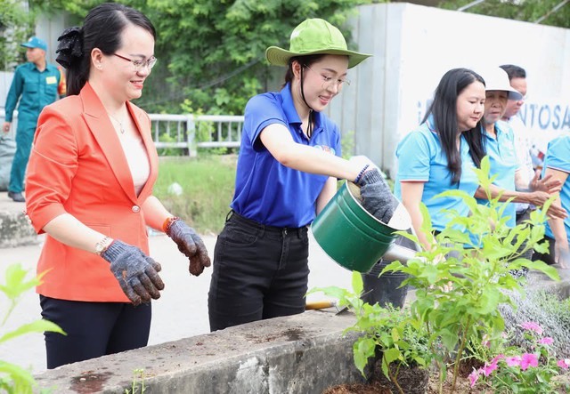 Thanh niên Tp. Hồ Chí Minh ra quân ngày chủ nhật xanh lần thứ 161- Hưởng ứng chiến dịch làm cho thế giới sạch hơn năm 2025- Ảnh 4.