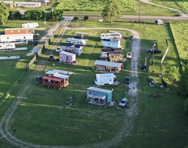 Quy trình tuyển chọn khắt khe của ngôi làng toàn phụ nữ với quy tắc ‘không rắc rối, không đàn ông’- Ảnh 1.