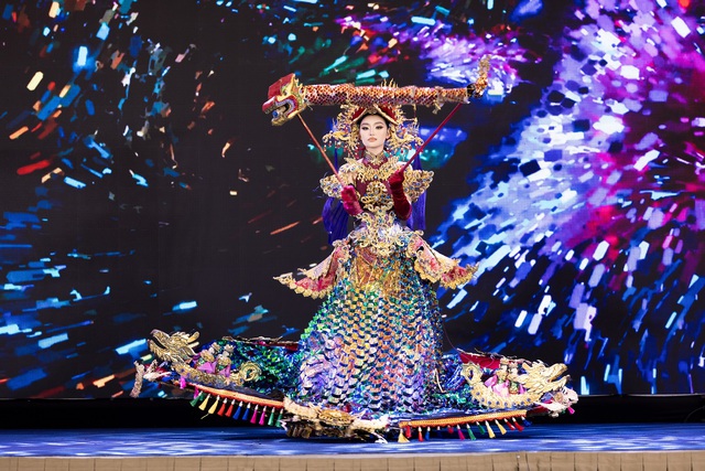 Hoa hậu Yến Nhi gặp sự cố trong lễ trao sach đi thi Miss Grand International 2025- Ảnh 2.