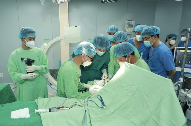 Để mẹ trọn vẹn vòng tay ôm con: bác sĩ ghép tạm bàn tay đứt lìa vào chân thai phụ- Ảnh 1.
