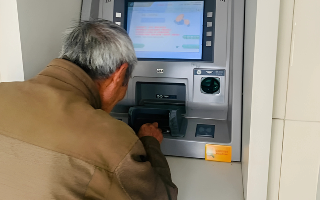 Cụ ông gửi 600 triệu vào tài khoản của con gái, 1 ngày sau nhận lại đúng 600 triệu: Cuộc điện thoại tiết lộ sự thật xót xa!- Ảnh 1. Cụ ông gửi 600 triệu vào tài khoản của con gái, 1 ngày sau nhận lại đúng 600 triệu: Cuộc điện thoại tiết lộ sự thật xót xa!- Ảnh 1.