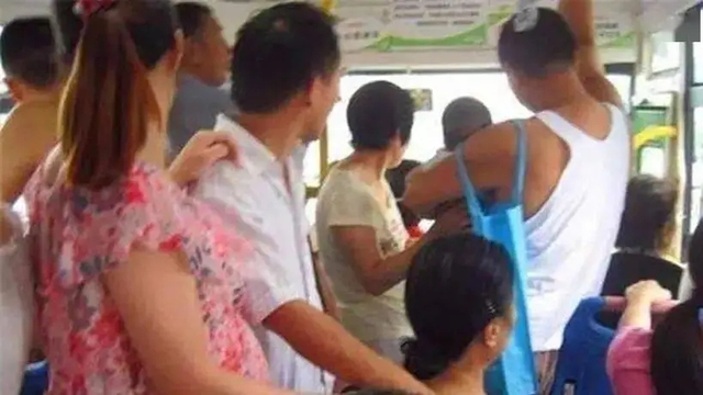 Không nhường chỗ trên xe bus, cậu bé 14 tuổi bị bà bầu chỉ tay mắng thẳng vào mặt, người mẹ đáp trả 1 câu khiến tất cả sững sờ- Ảnh 3.