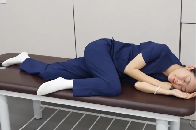 Ngủ ở 4 tư thế n&agrave;y ĐỪNG HỎI TẠI SAO cột sống sớm bị "hủy hoại": Nhiều người th&iacute;ch v&igrave; thoải m&aacute;i- Ảnh 3.