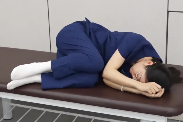 Ngủ ở 4 tư thế n&agrave;y ĐỪNG HỎI TẠI SAO cột sống sớm bị "hủy hoại": Nhiều người th&iacute;ch v&igrave; thoải m&aacute;i- Ảnh 4.