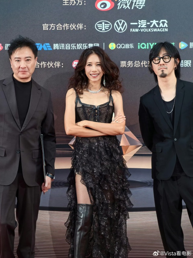 Kiều nữ U60 đẹp bất khả chiến bại h&uacute;t hơn 900 triệu view, cực phẩm nhất l&agrave; cặp ch&acirc;n trị gi&aacute; 100 tỷ đồng- Ảnh 2.