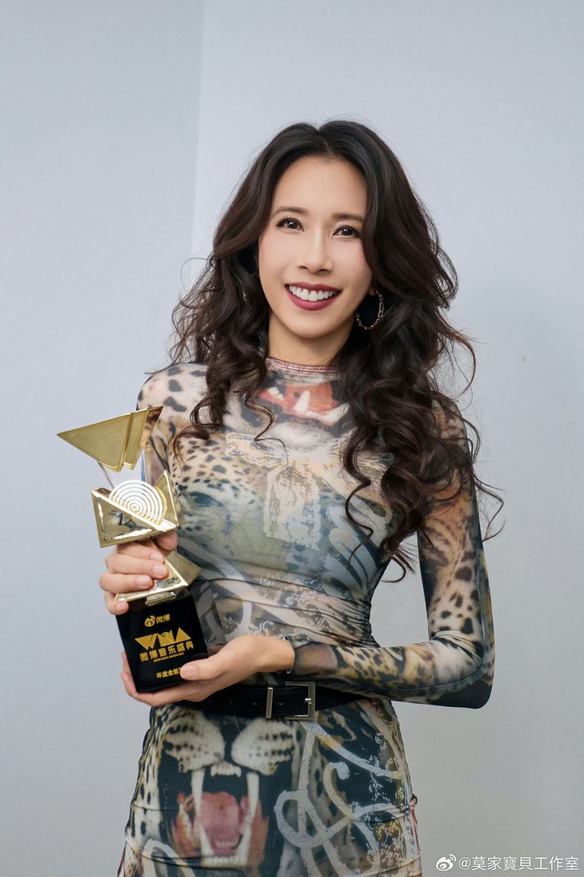 Kiều nữ U60 đẹp bất khả chiến bại h&uacute;t hơn 900 triệu view, cực phẩm nhất l&agrave; cặp ch&acirc;n trị gi&aacute; 100 tỷ đồng- Ảnh 5.