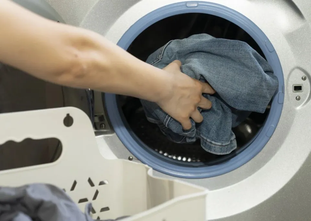 Giặt quần áo bằng nước nóng có sạch hơn không?- Ảnh 2.