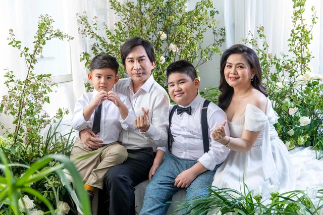 Nam NSƯT 3 đời vợ 5 con nói thẳng với con vợ đầu: "Hát còn không được nói gì theo nghề"- Ảnh 2. Nam NSƯT 3 đời vợ 5 con nói thẳng với con vợ đầu: "Hát còn không được nói gì theo nghề"- Ảnh 2.