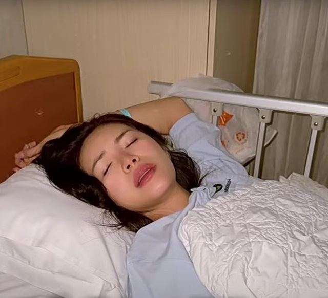 Nữ người mẫu gặp chấn thương, h&ocirc;n m&ecirc; - Ảnh 1.