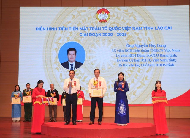 “Đặc biệt chú trọng công tác phát triển doanh nghiệp tư nhân và phát triển đảng viên trong các doanh nghiệp tư nhân trên địa bàn tỉnh Lào Cai”
- Ảnh 2. “Đặc biệt chú trọng công tác phát triển doanh nghiệp tư nhân và phát triển đảng viên trong các doanh nghiệp tư nhân trên địa bàn tỉnh Lào Cai”
- Ảnh 2.