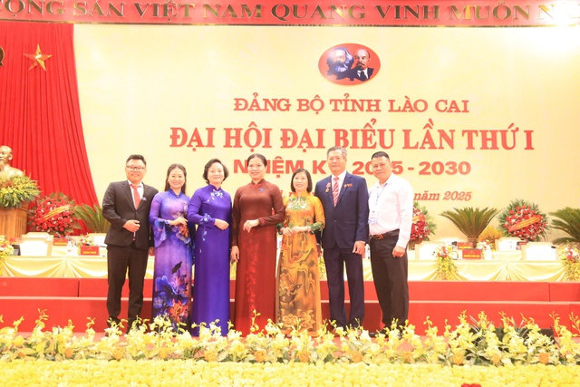 “Đặc biệt chú trọng công tác phát triển doanh nghiệp tư nhân và phát triển đảng viên trong các doanh nghiệp tư nhân trên địa bàn tỉnh Lào Cai”
- Ảnh 3. “Đặc biệt chú trọng công tác phát triển doanh nghiệp tư nhân và phát triển đảng viên trong các doanh nghiệp tư nhân trên địa bàn tỉnh Lào Cai”
- Ảnh 3.