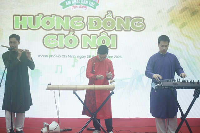 Chương trình Âm nhạc dân tộc học đường, chủ đề Hương đồng gió nội.