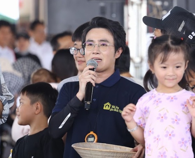 Nam ca sĩ giàu có nhắc đồng nghiệp: "Là nghệ sĩ, hi sinh một chút đi, bình thường đứng trong mát rồi"- Ảnh 1.