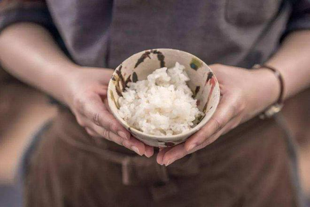 Ăn cơm nguội để qua đêm có hại không?- Ảnh 1.