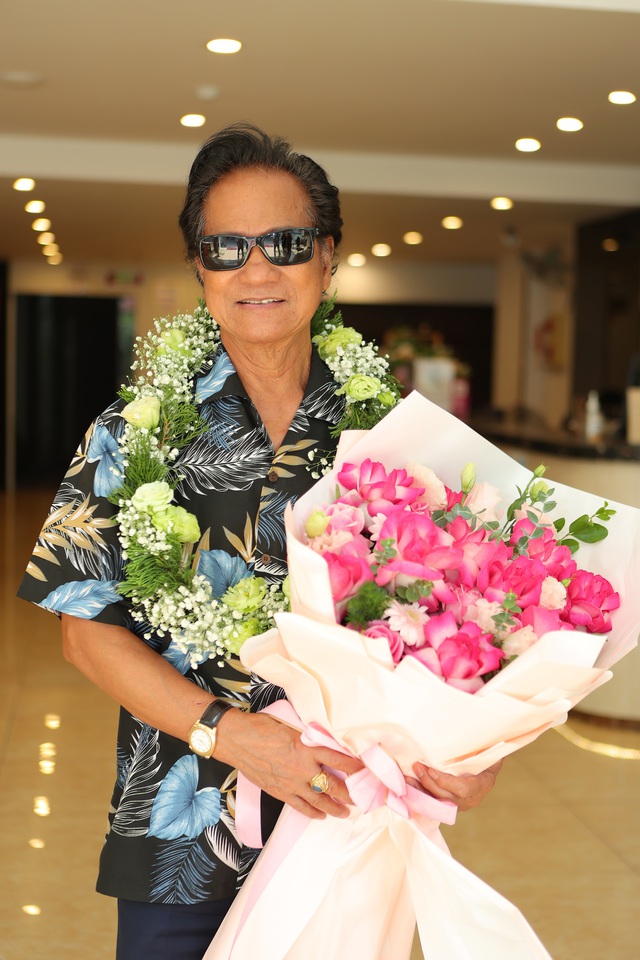 Danh ca Chế Linh: "Tôi không cầm được xúc động khi ra khỏi sân bây Tân Sơn Nhất"- Ảnh 2.
