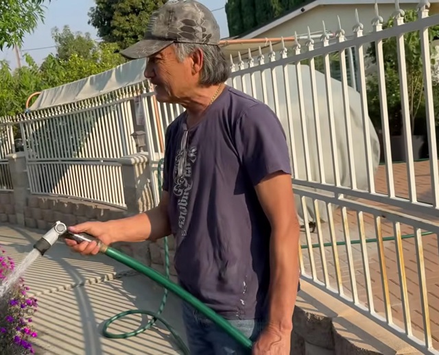 Chồng Hương Lan 80 tuổi: Khỏe mạnh như thanh ni&ecirc;n, leo m&aacute;i nh&agrave;, bắt từng con s&acirc;u cho vợ- Ảnh 1.