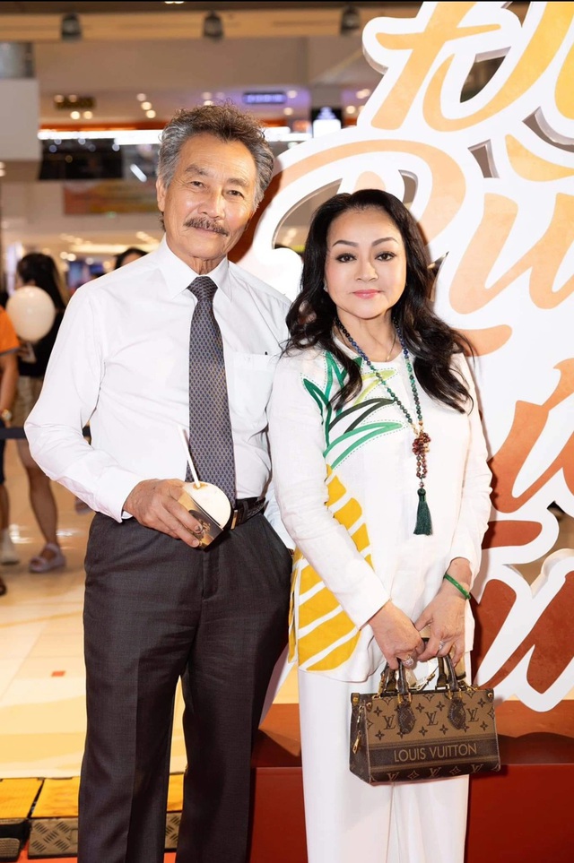 Chồng Hương Lan 80 tuổi: Khỏe mạnh như thanh ni&ecirc;n, leo m&aacute;i nh&agrave;, bắt từng con s&acirc;u cho vợ- Ảnh 2.