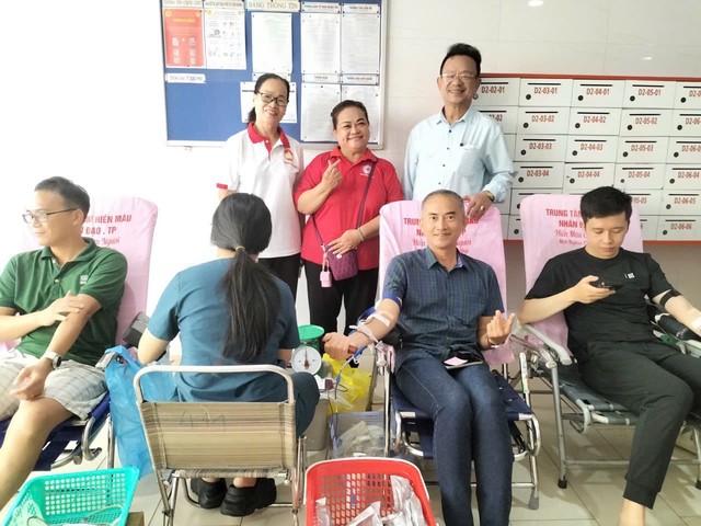 Tranh thủ kỳ nghỉ lễ, nhiều người dân TP.HCM rủ nhau hiến máu nhân đạo: “Hiến máu xong rồi đi chơi lễ”- Ảnh 1. Tranh thủ kỳ nghỉ lễ, nhiều người dân TP.HCM rủ nhau hiến máu nhân đạo: “Hiến máu xong rồi đi chơi lễ”- Ảnh 1.