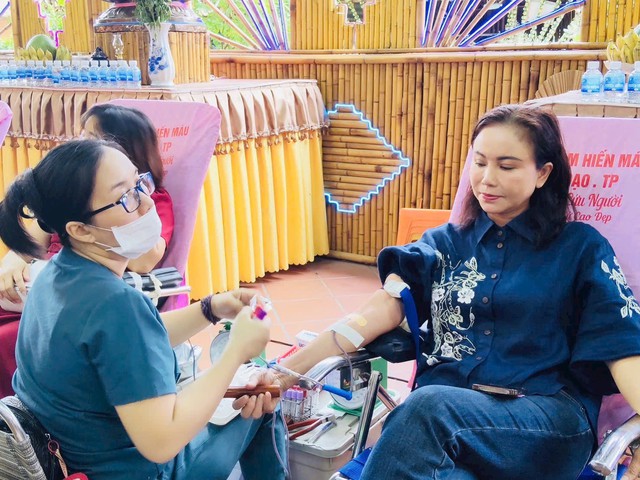 Bác sĩ Lê Thanh Nga có hơn 30 lần hiến máu nhân đạo. Bác sĩ Lê Thanh Nga có hơn 30 lần hiến máu nhân đạo.