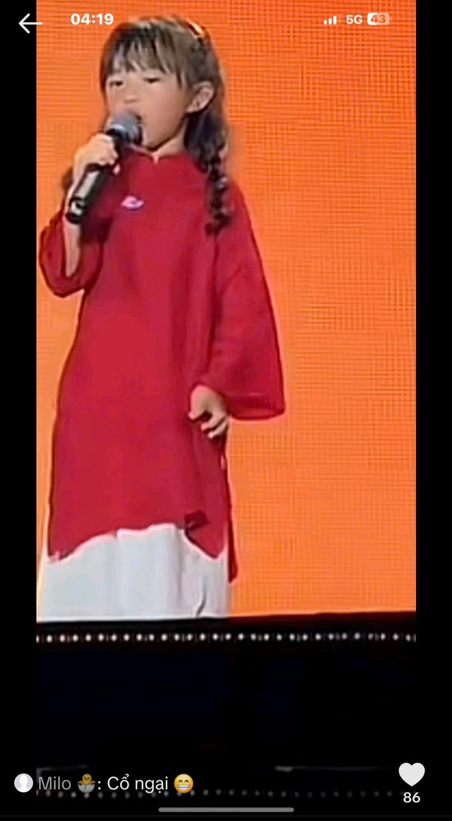 Sân khâu debut siêu cưng của bé Winnie: Gen Alpha nhà ba Thắng mẹ Nhi đỉnh vậy mà các cô dì vẫn soi ra hành động vừa thương vừa yêu của em bé- Ảnh 4. Sân khâu debut siêu cưng của bé Winnie: Gen Alpha nhà ba Thắng mẹ Nhi đỉnh vậy mà các cô dì vẫn soi ra hành động vừa thương vừa yêu của em bé- Ảnh 4.