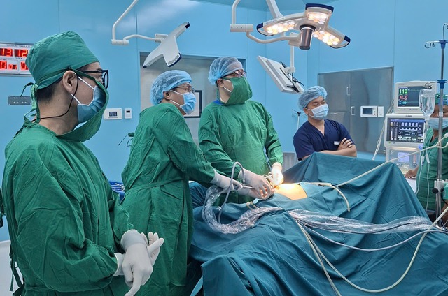 Bác sĩ đang nội soi thám sát ổ bụng của người bệnh P.M.Q.