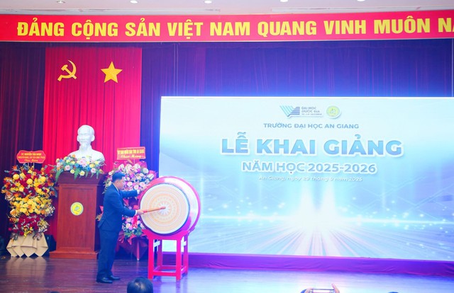 Trường Đại học An Giang khai giảng năm học 2025-2026, chào đón hơn 2.500 tân sinh viên- Ảnh 1.