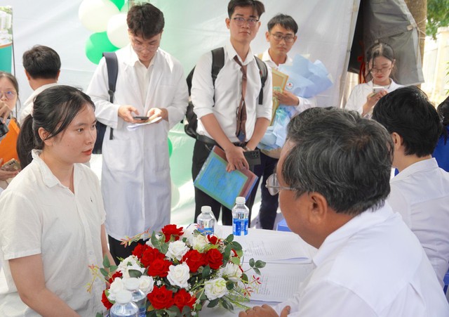 Ngày hội việc làm ngành y tế thành phố Hồ Chí Minh lần 3: Hơn 200 bác sĩ trẻ được tuyển dụng, mở rộng mạng lưới y tế cơ sở- Ảnh 5.