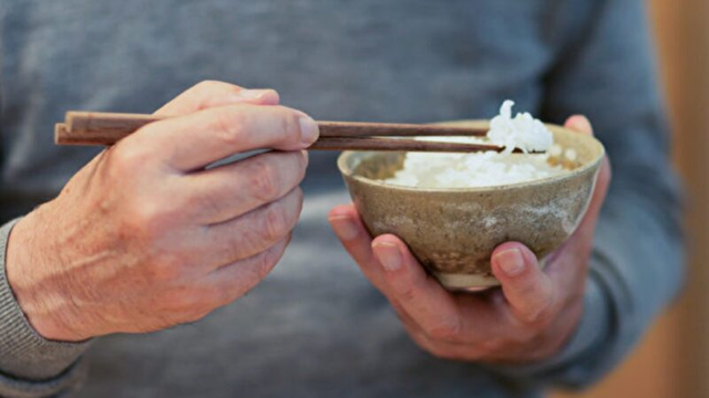 Cách nhai đúng sau tuổi 50- Ảnh 1. Cách nhai đúng sau tuổi 50- Ảnh 1.