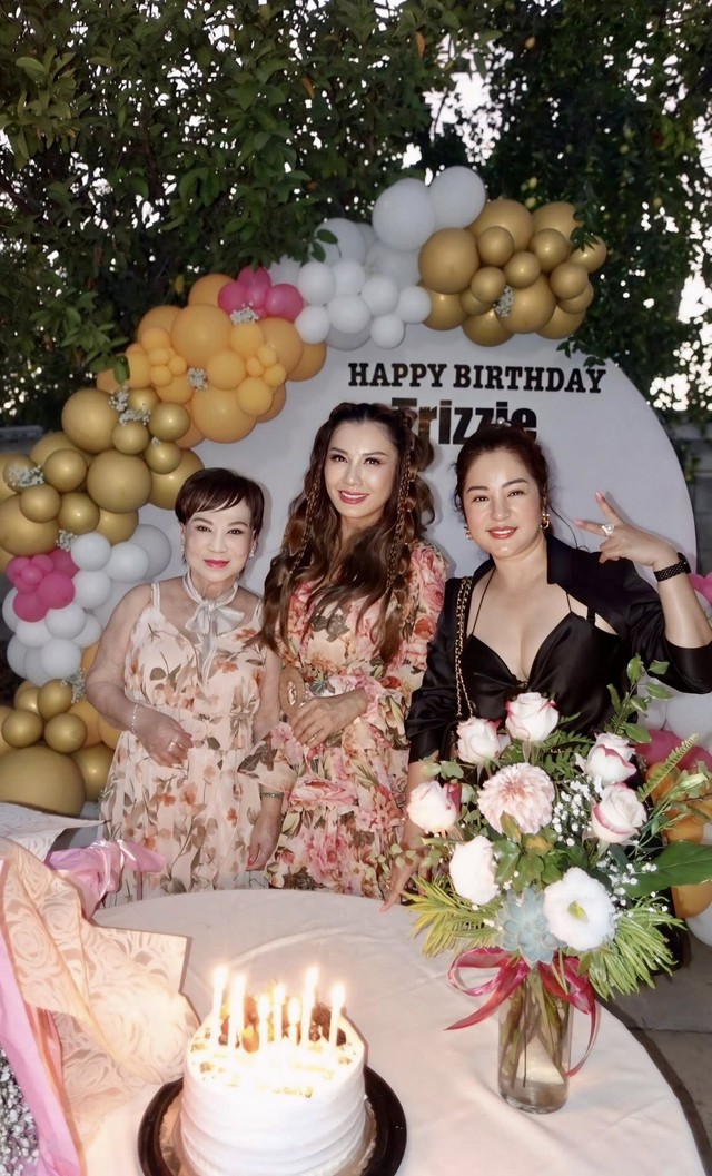 Vợ cũ Bằng Kiều trẻ như 30 trong sinh nhật 59 tuổi, mẹ chồng cũ 85 tuổi diện mạo khác lạ- Ảnh 1. Vợ cũ Bằng Kiều trẻ như 30 trong sinh nhật 59 tuổi, mẹ chồng cũ 85 tuổi diện mạo khác lạ- Ảnh 1.