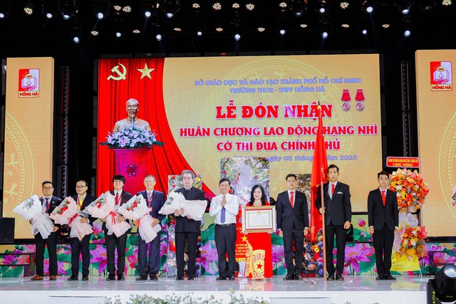 Trường THCS – THPT Hồng Hà: Tưng bừng khai giảng năm học mới và đón nhận Huân chương Lao động hạng Nhì- Ảnh 1. Trường THCS – THPT Hồng Hà: Tưng bừng khai giảng năm học mới và đón nhận Huân chương Lao động hạng Nhì- Ảnh 1.