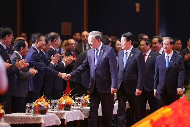 Tổng Bí thư Tô Lâm; Chủ tịch nước Lương Cường; Thủ tướng Chính phủ Phạm Minh Chính; Chủ tịch Quốc hội Trần Thanh Mẫn cùng các đồng chí lãnh đạo Đảng, Nhà nước dự lễ khai giảng năm học 2025-2026 và kỷ niệm 80 năm truyền thống ngành Giáo dục - Ảnh: VGP/Nhật Bắc. Tổng Bí thư Tô Lâm; Chủ tịch nước Lương Cường; Thủ tướng Chính phủ Phạm Minh Chính; Chủ tịch Quốc hội Trần Thanh Mẫn cùng các đồng chí lãnh đạo Đảng, Nhà nước dự lễ khai giảng năm học 2025-2026 và kỷ niệm 80 năm truyền thống ngành Giáo dục - Ảnh: VGP/Nhật Bắc.