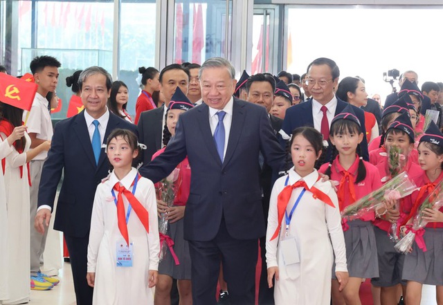 Tổng Bí thư Tô Lâm cùng các đồng chí lãnh đạo Bộ Giáo dục và Đào tạo và các em học sinh dự lễ khai giảng - Ảnh: VGP/Nhật Bắc. Tổng Bí thư Tô Lâm cùng các đồng chí lãnh đạo Bộ Giáo dục và Đào tạo và các em học sinh dự lễ khai giảng - Ảnh: VGP/Nhật Bắc.