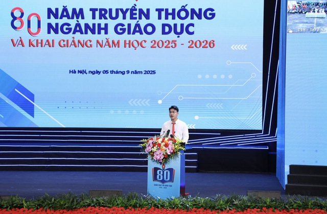 Em Kiều Tuấn Định, sinh viên khóa 67 ngành Bán dẫn, Đại học Bách Khoa Hà Nội, đại diện cho toàn thể các em học sinh, sinh viên trong cả nước, phát biểu - Ảnh: VGP/Đức Tuân Em Kiều Tuấn Định, sinh viên khóa 67 ngành Bán dẫn, Đại học Bách Khoa Hà Nội, đại diện cho toàn thể các em học sinh, sinh viên trong cả nước, phát biểu - Ảnh: VGP/Đức Tuân