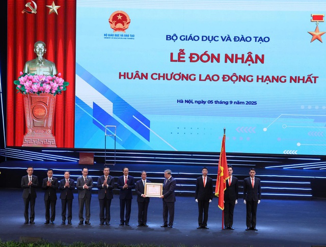 Bộ Giáo dục và Đào tạo đón nhận Huân chương Lao động hạng Nhất. Bộ Giáo dục và Đào tạo đón nhận Huân chương Lao động hạng Nhất.