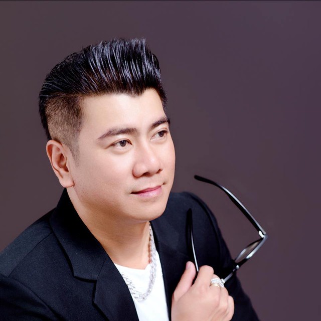 Nam bong da ket qua truc tiep sĩ điển trai như tài tử cực đắt show hội chợ, chuyện sở hữu đế chế nghìn tỷ đồng thực hư ra sao?- Ảnh 1.