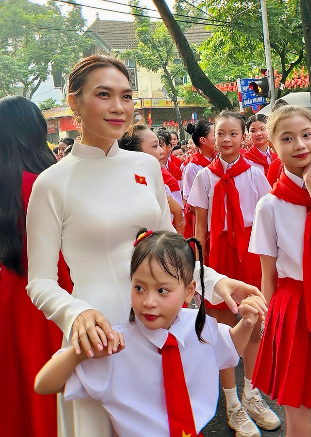 Mỹ Tâm: “Có bạn hỏi tôi ăn gạo gì, uống nước gì mà trẻ thế - tôi ăn gạo quê hương, uống nước nhớ nguồn nên trẻ đó”- Ảnh 2. Mỹ Tâm: “Có bạn hỏi tôi ăn gạo gì, uống nước gì mà trẻ thế - tôi ăn gạo quê hương, uống nước nhớ nguồn nên trẻ đó”- Ảnh 2.