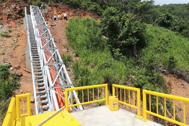 Phần tiếp bờ Côn Đảo, nơi đón nhận nguồn điện lưới quốc gia đến với Côn Đảo. Phần tiếp bờ Côn Đảo, nơi đón nhận nguồn điện lưới quốc gia đến với Côn Đảo.