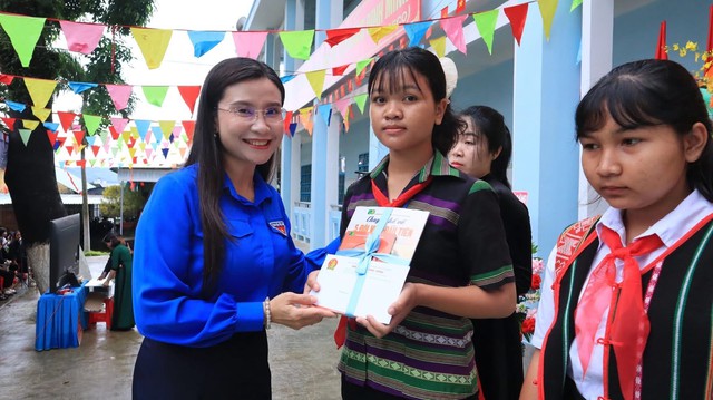 Lan tỏa yêu thương trong ngày khai giảng tại Trường Phổ thông Dân tộc nội trú THCS & THPT Điểu Ong- Ảnh 2. Lan tỏa yêu thương trong ngày khai giảng tại Trường Phổ thông Dân tộc nội trú THCS & THPT Điểu Ong- Ảnh 2.
