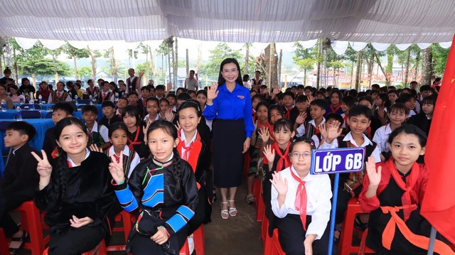 Lan tỏa yêu thương trong ngày khai giảng tại Trường Phổ thông Dân tộc nội trú THCS & THPT Điểu Ong- Ảnh 3. Lan tỏa yêu thương trong ngày khai giảng tại Trường Phổ thông Dân tộc nội trú THCS & THPT Điểu Ong- Ảnh 3.
