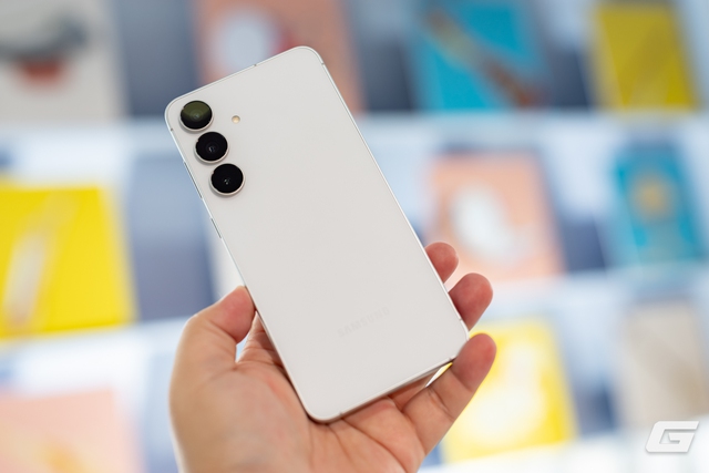 Cận cảnh Galaxy S25 FE: Hiệu năng ổn áp, trải nghiệm AI thú vị, pin "trâu", giá hấp dẫn- Ảnh 2.