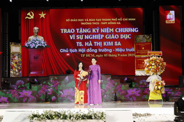 Trường THCS – THPT Hồng Hà: Tưng bừng khai giảng năm học mới và đón nhận Huân chương Lao động hạng Nhì- Ảnh 4. Trường THCS – THPT Hồng Hà: Tưng bừng khai giảng năm học mới và đón nhận Huân chương Lao động hạng Nhì- Ảnh 4.