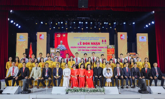 Trường THCS – THPT Hồng Hà: Tưng bừng khai giảng năm học mới và đón nhận Huân chương Lao động hạng Nhì- Ảnh 3. Trường THCS – THPT Hồng Hà: Tưng bừng khai giảng năm học mới và đón nhận Huân chương Lao động hạng Nhì- Ảnh 3.