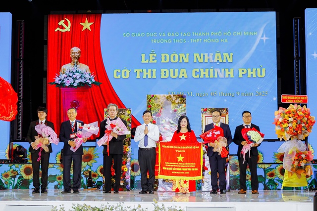 Trường THCS – THPT Hồng Hà: Tưng bừng khai giảng năm học mới và đón nhận Huân chương Lao động hạng Nhì- Ảnh 2. Trường THCS – THPT Hồng Hà: Tưng bừng khai giảng năm học mới và đón nhận Huân chương Lao động hạng Nhì- Ảnh 2.