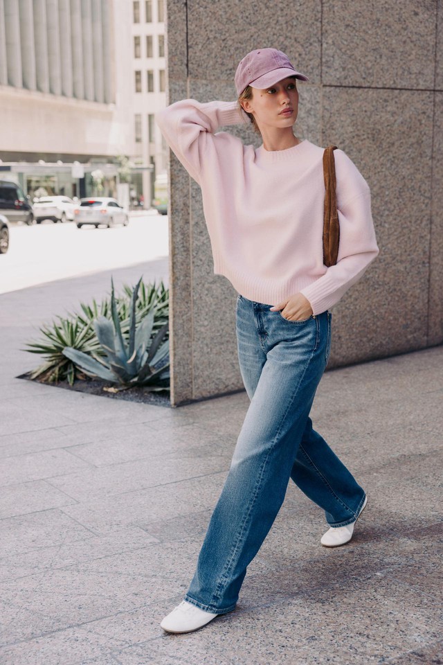 Gigi Hadid diện áo len hồng cùng jeans: Bí quyết tạo "outfit tình yêu" khiến ai cũng mê- Ảnh 9. truc tiep bong da vtv6 diện áo len hồng cùng jeans: Bí quyết tạo "outfit tình yêu" khiến ai cũng mê- Ảnh 9.