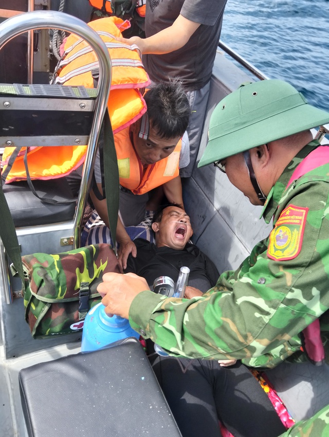 Nạn nhân được Bộ đội Biên phòng và bác sĩ đảo Cô Tô kịp thời ứng cứu và đưa đi cấp cứu bảo đảm sự sống.