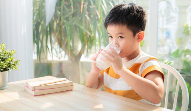 PGS.TS.BS bong da truc tiep xoi lac dưỡng mách mẹ cách chọn sữa cho con đúng chuẩn, phù hợp mục đích- Ảnh 1.